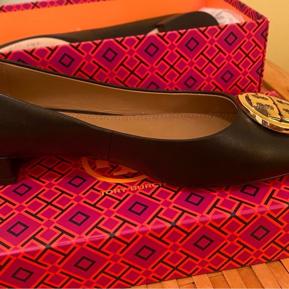 Tory Burch Ballet shoes; black Napa leather; box included - Picture 5 of 11